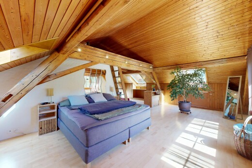 zimmer / schlafzimmer mit inside property, cathedral ceiling, kathedralendecke, wood ceiling, und holzdecke