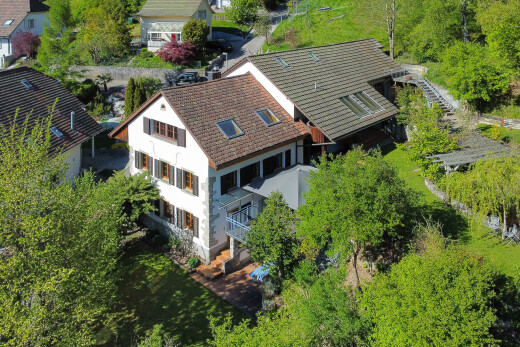 außenansicht mit balkon, stuckverkleidung, property visible, und treppen