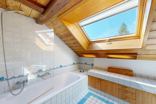 salle de bains avec salle de bain complète, inside property, puits de lumière, wood ceiling, et plafond en bois