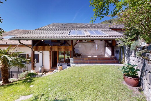 façade avec day time, property visible, pelouse, toit en tuiles, et bardage en stuc