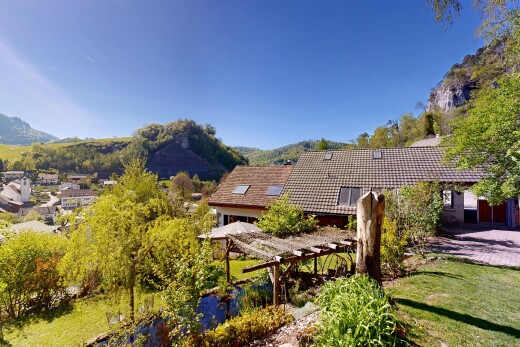 façade avec day time, vue sur la montagne, mountain view, et toit en tuiles