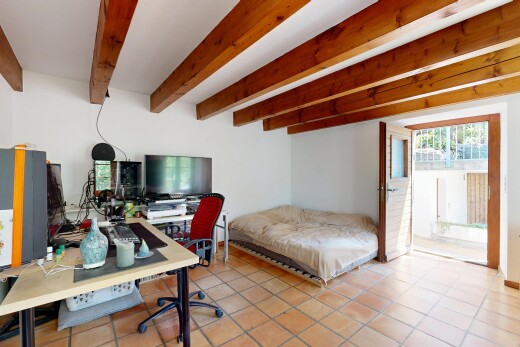 zimmer / schlafzimmer mit inside property, bürobereich, balkendecke, beamed ceiling, und gipskartonwand
