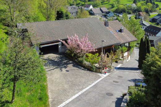 façade avec allée et property visible