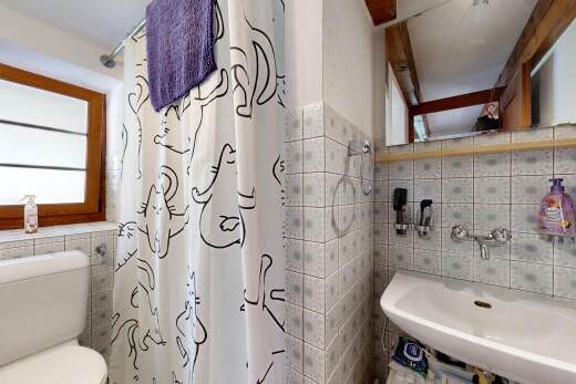 bad mit tile wall, fliesenwand, waschbecken, inside property, und toilette