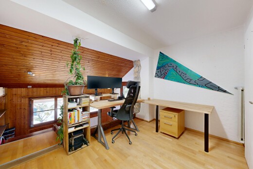 büro mit vaulted ceiling, dachschräge, bürobereich, wood finish floor, und holzfußboden