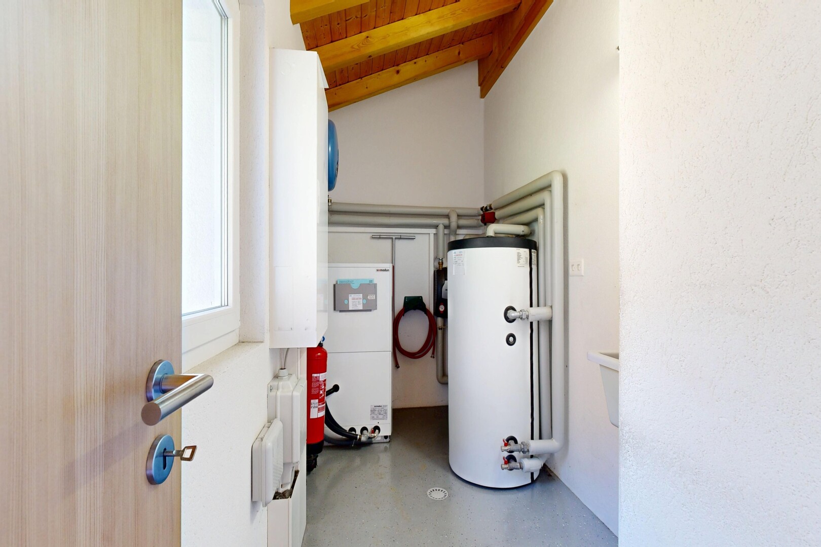 küche mit wasserkocher, dachschräge, vaulted ceiling, light floor, und natürliches licht