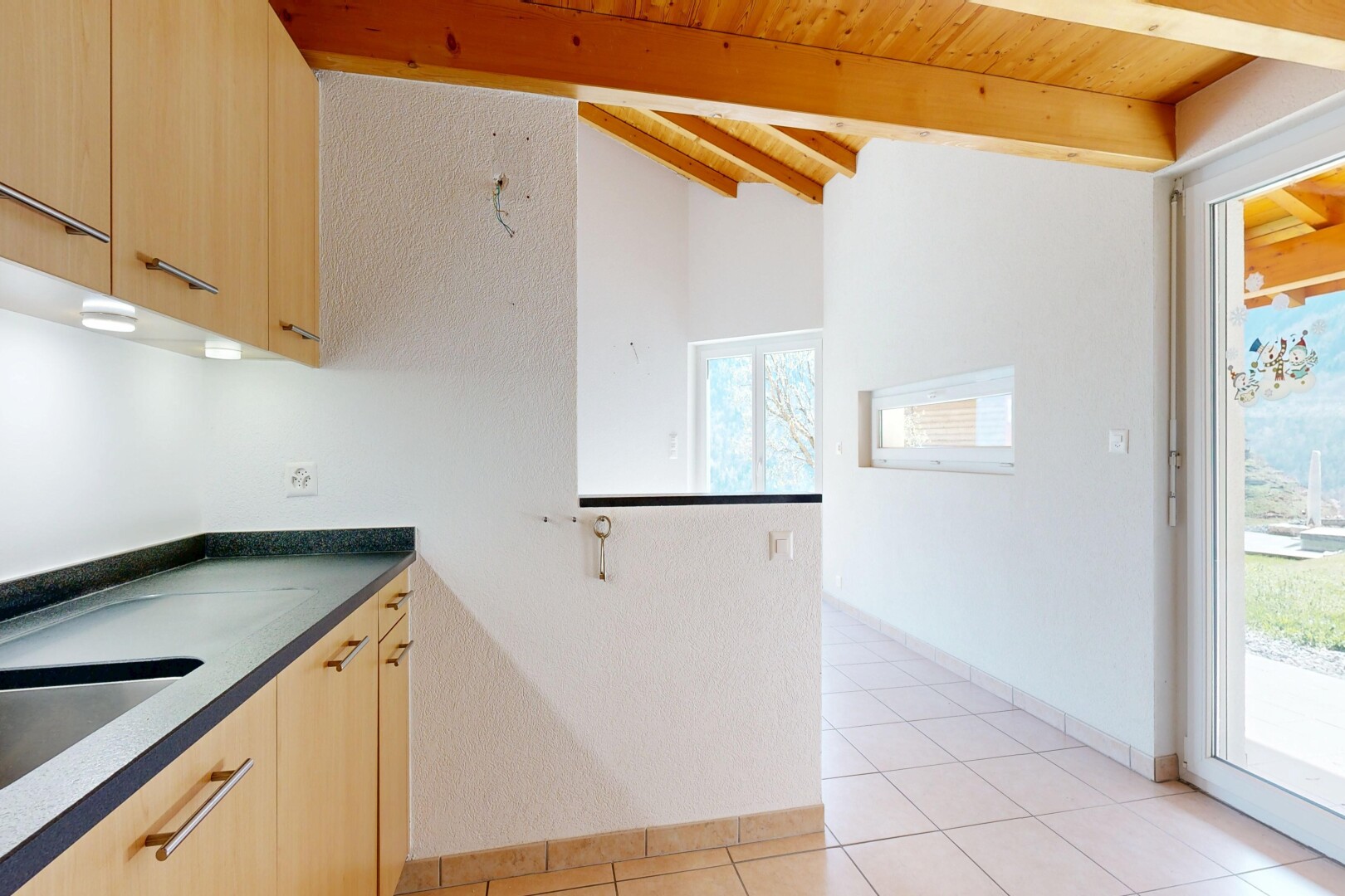 küche mit light brown cabinets, hellbraune schränke, dark countertops, light floor, und inside property