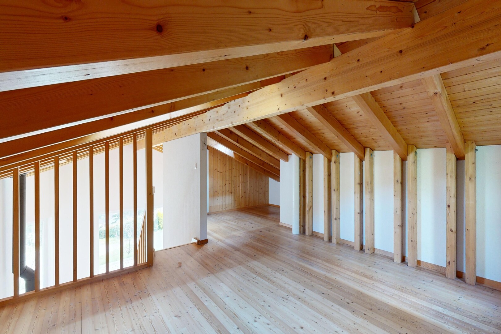 leerer raum mit dachschräge, vaulted ceiling, inside property, balkendecke, und beamed ceiling