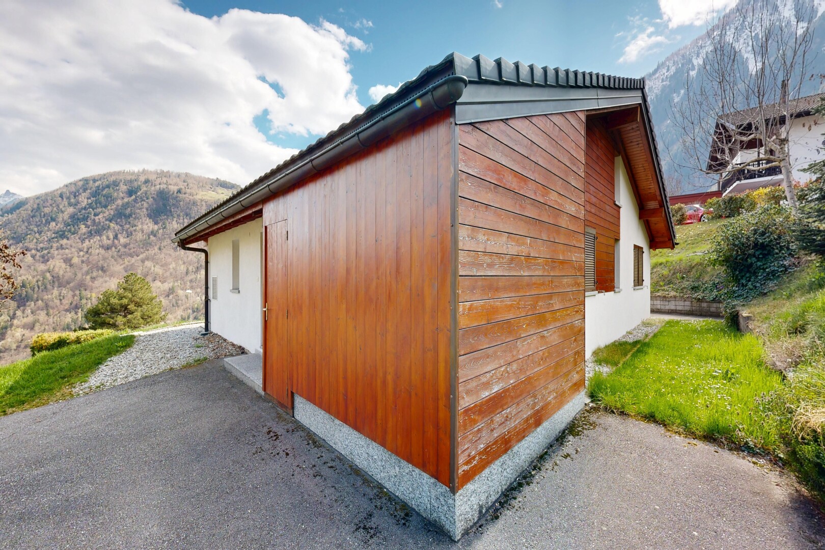 außenansicht mit blick auf die berge, mountain view, holzverkleidung, vertikale verkleidung, und from property