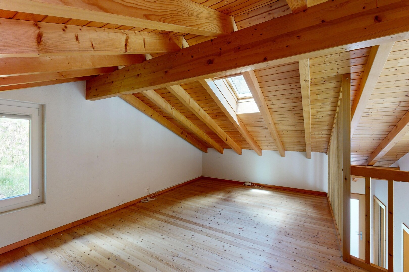 leerer raum mit holzdecke, wood ceiling, dachschräge, vaulted ceiling, und holzfußboden