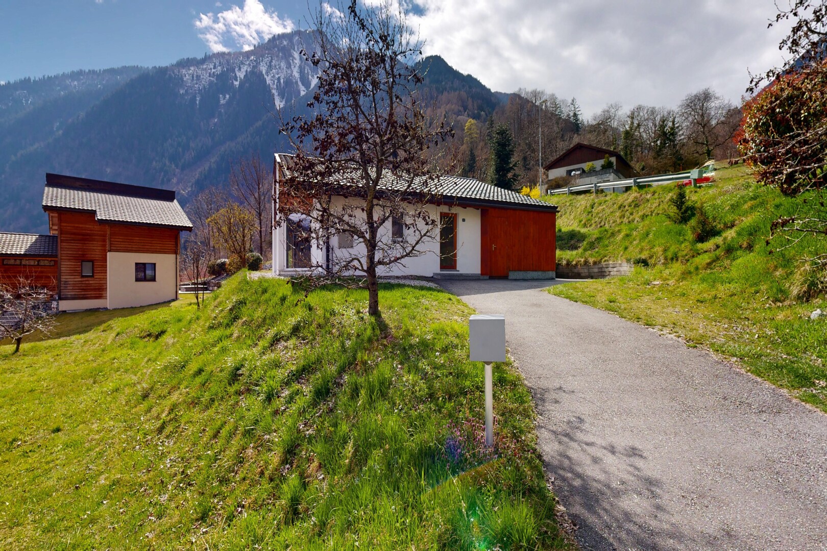 außenansicht mit mountain view, blick auf die berge, rasen, property visible, und horizontale verkleidung