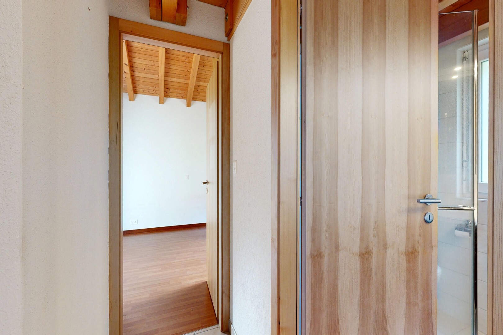 halle / korridor mit inside property, holzdecke, wood ceiling, light floor, und gipskartonwand