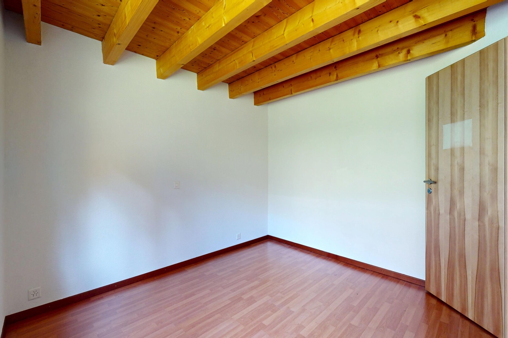 leerer raum mit inside property, holzfußboden, wood finish floor, balkendecke, und beamed ceiling