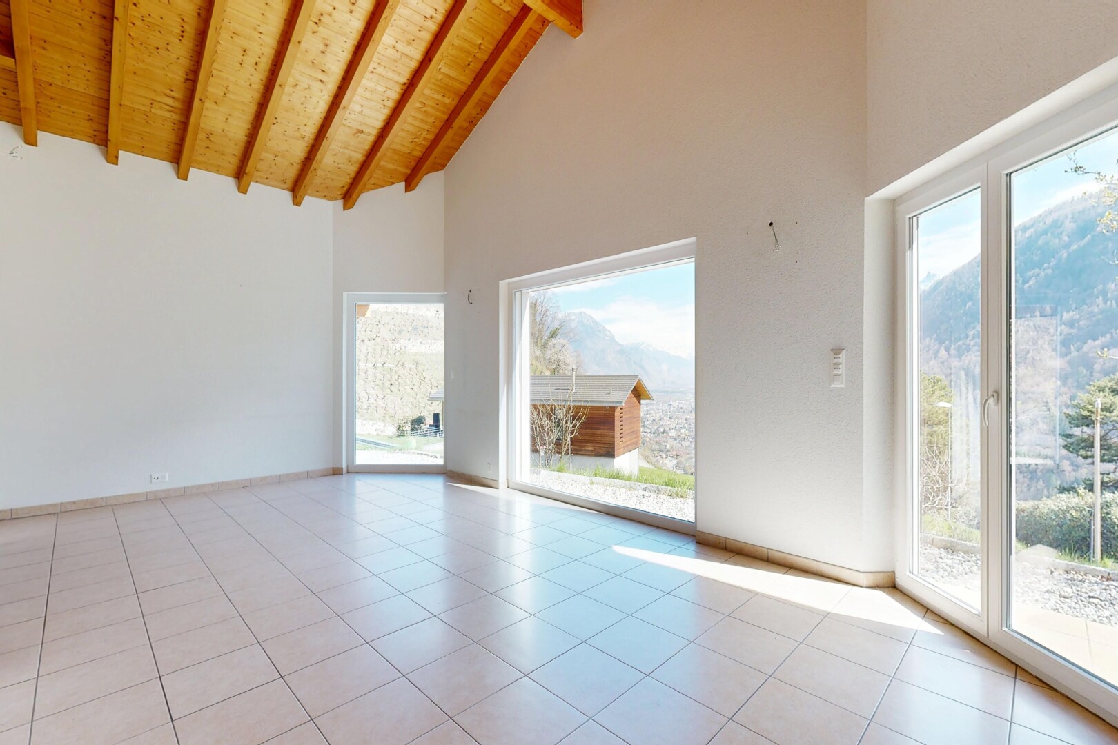 leerer raum mit day time, hohe decke, high ceiling, inside property, und natürliches licht