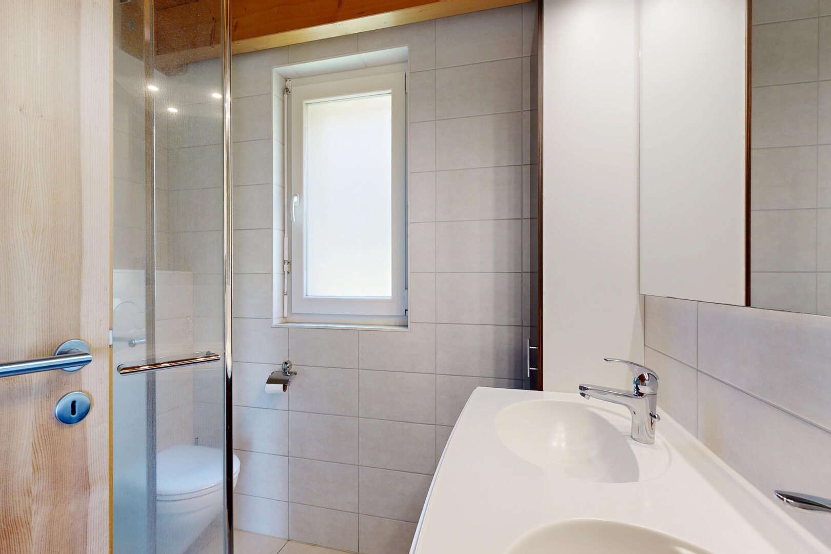 bad mit komplettes badezimmer, spiegel, doppelwaschtisch, dusche, und tile wall
