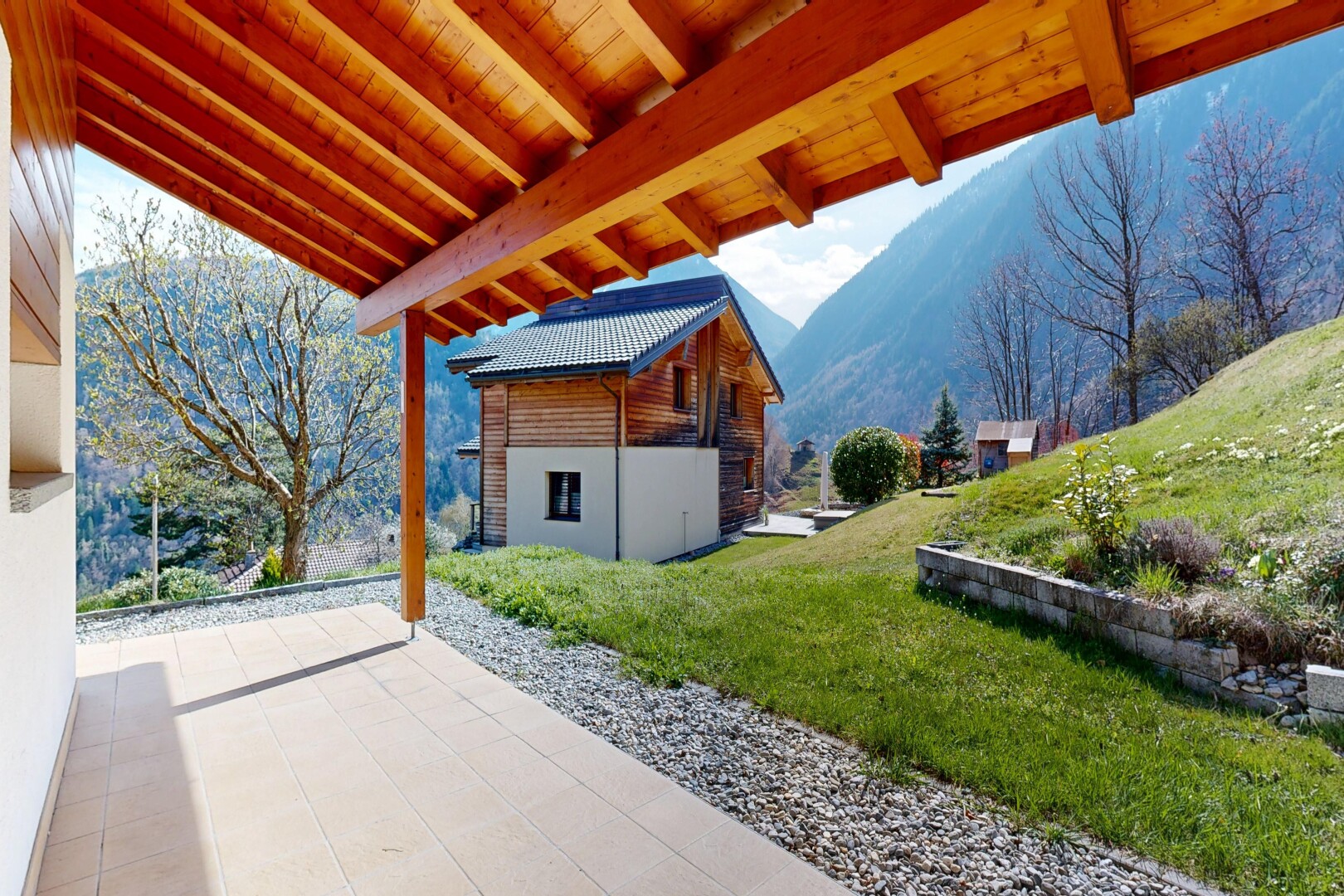 außenansicht mit rasen, terrasse, day time, blick auf die berge, und mountain view