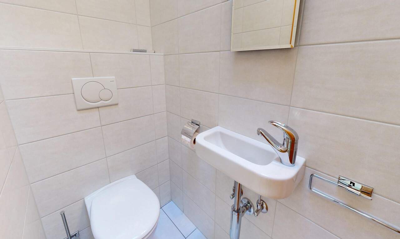 bad mit gäste-wc, fliesenwand, tile wall, spiegel, und inside property