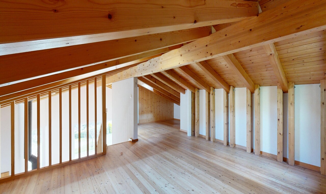leerer raum mit dachschräge, vaulted ceiling, inside property, balkendecke, und beamed ceiling