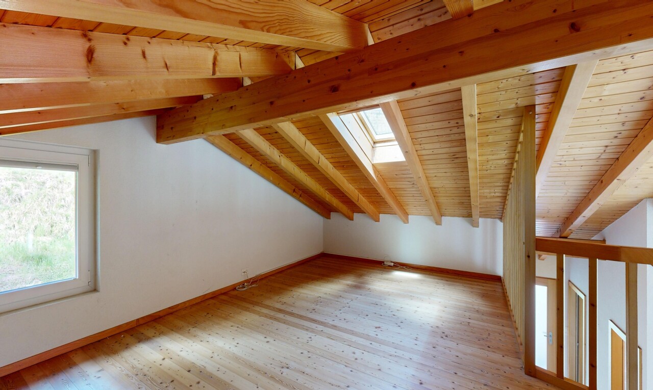 leerer raum mit holzdecke, wood ceiling, dachschräge, vaulted ceiling, und holzfußboden