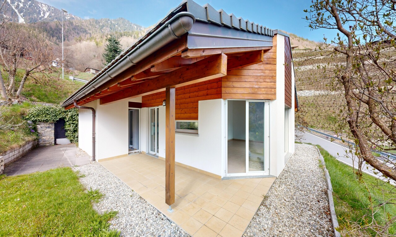 außenansicht mit terrasse, horizontale verkleidung, from property, day time, und stuckverkleidung