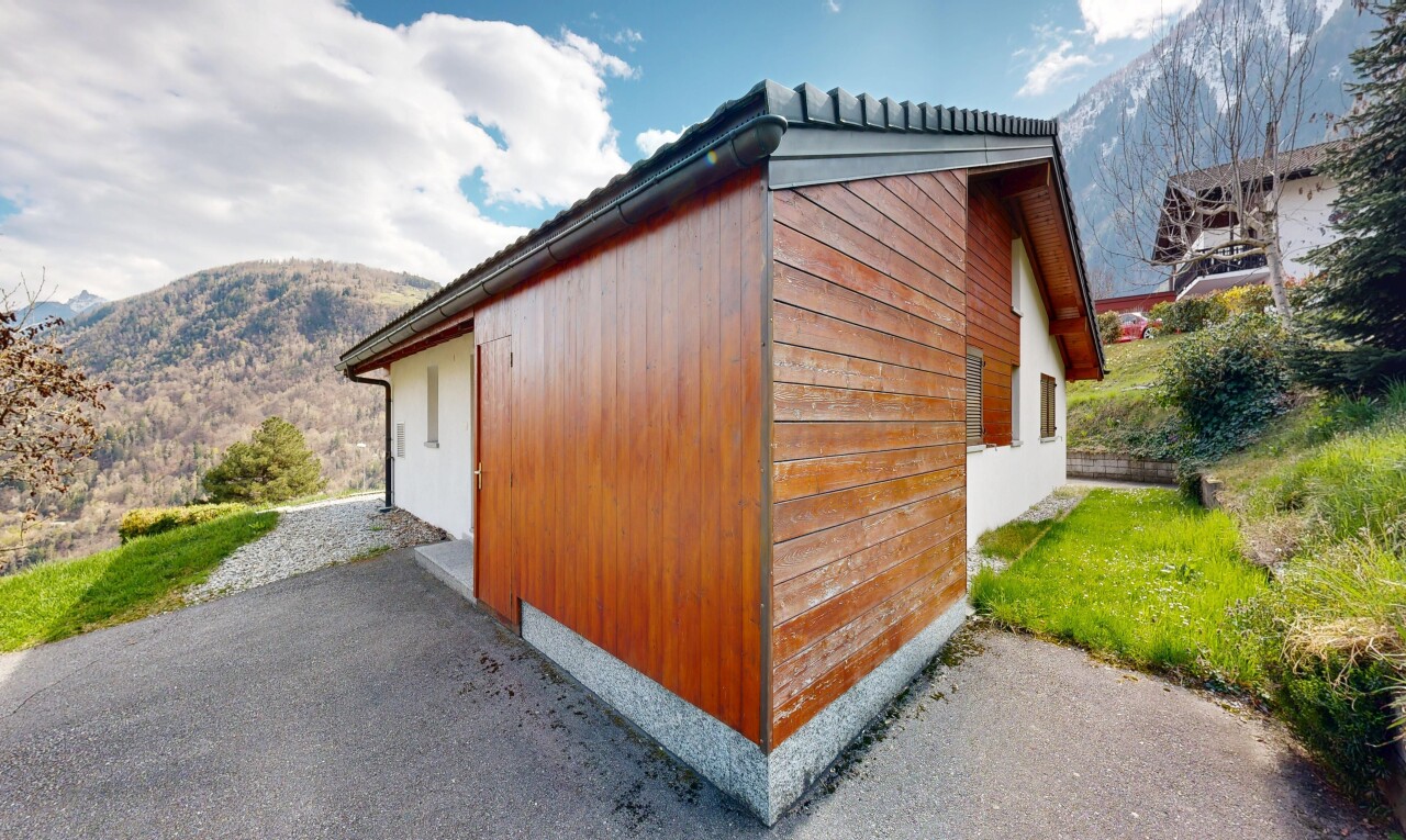 außenansicht mit blick auf die berge, mountain view, holzverkleidung, vertikale verkleidung, und from property