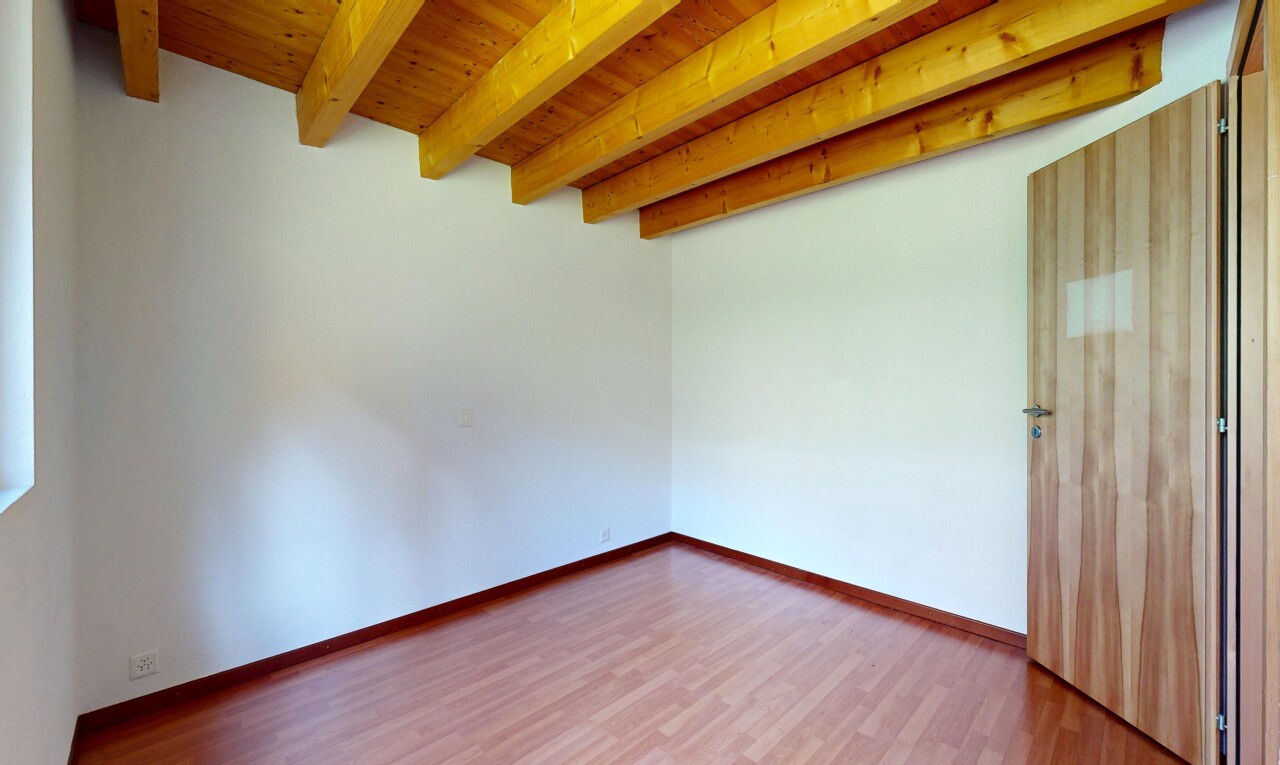 leerer raum mit inside property, holzfußboden, wood finish floor, balkendecke, und beamed ceiling