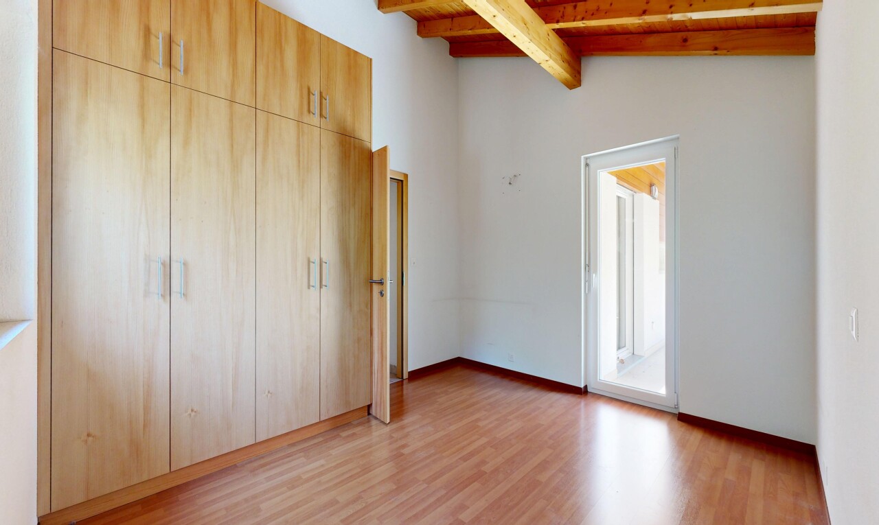 leerer raum mit inside property, gipskartonwand, drywall, balkendecke, und beamed ceiling