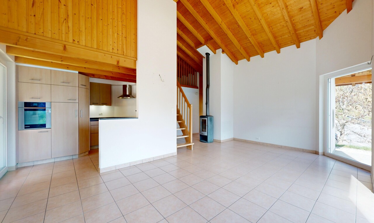 leerer raum mit high ceiling, hohe decke, light floor, wood ceiling, und holzdecke