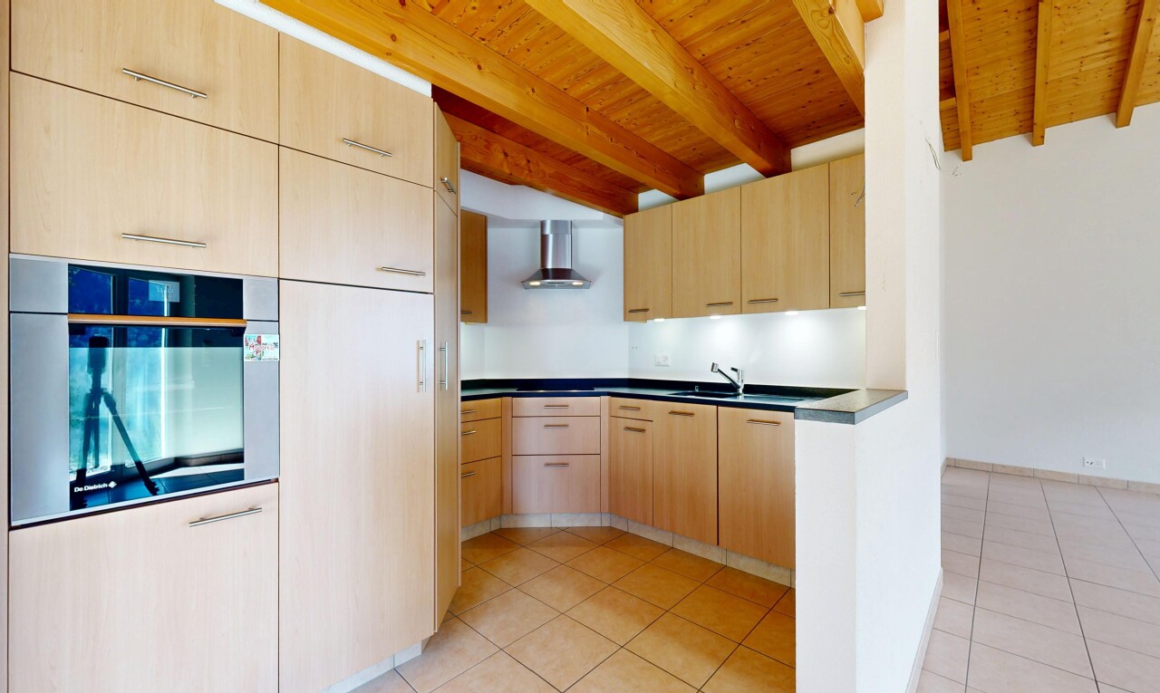 küche mit hellbraune schränke, light brown cabinets, ofen, arbeitsplatten, und dark countertops