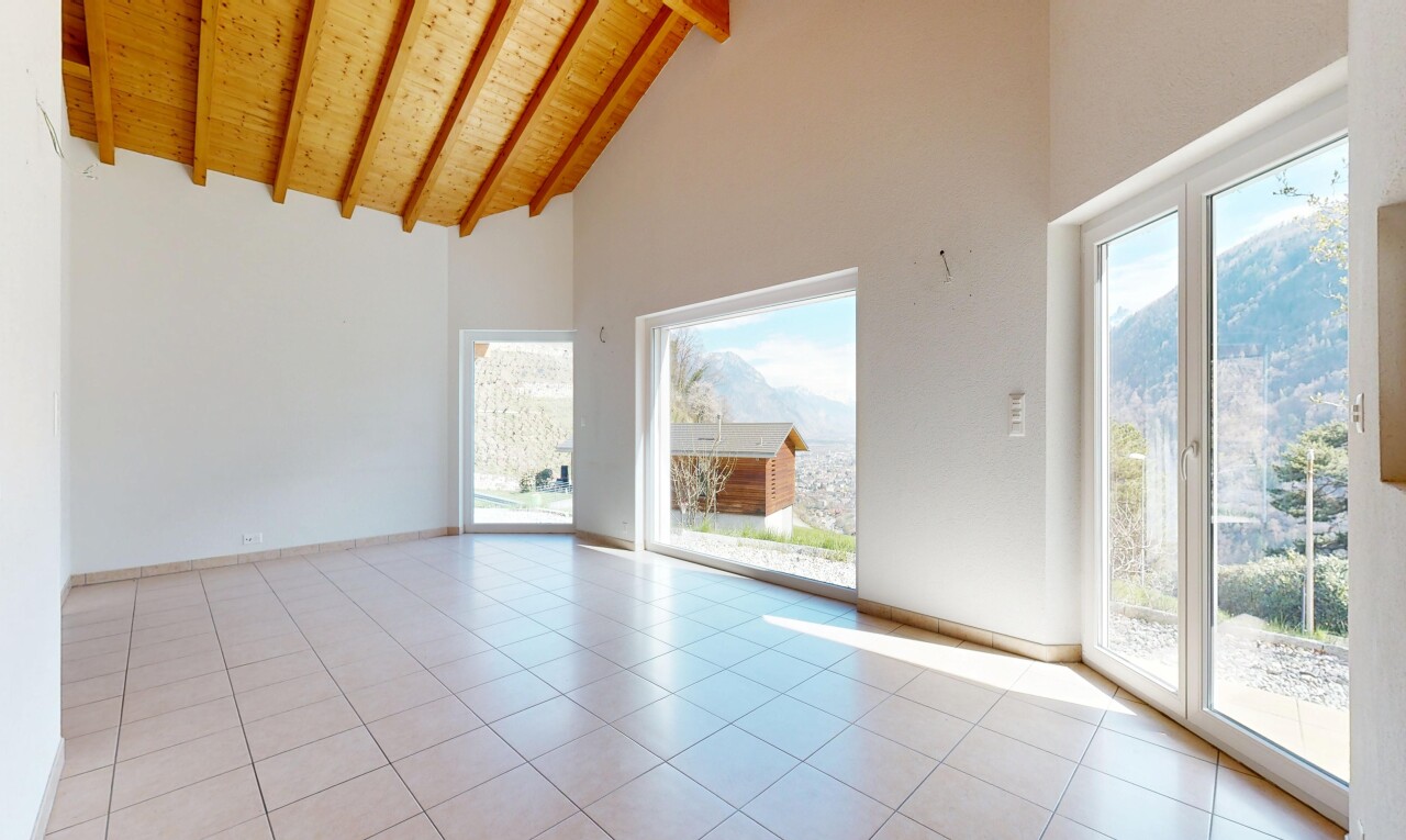 leerer raum mit day time, hohe decke, high ceiling, inside property, und natürliches licht