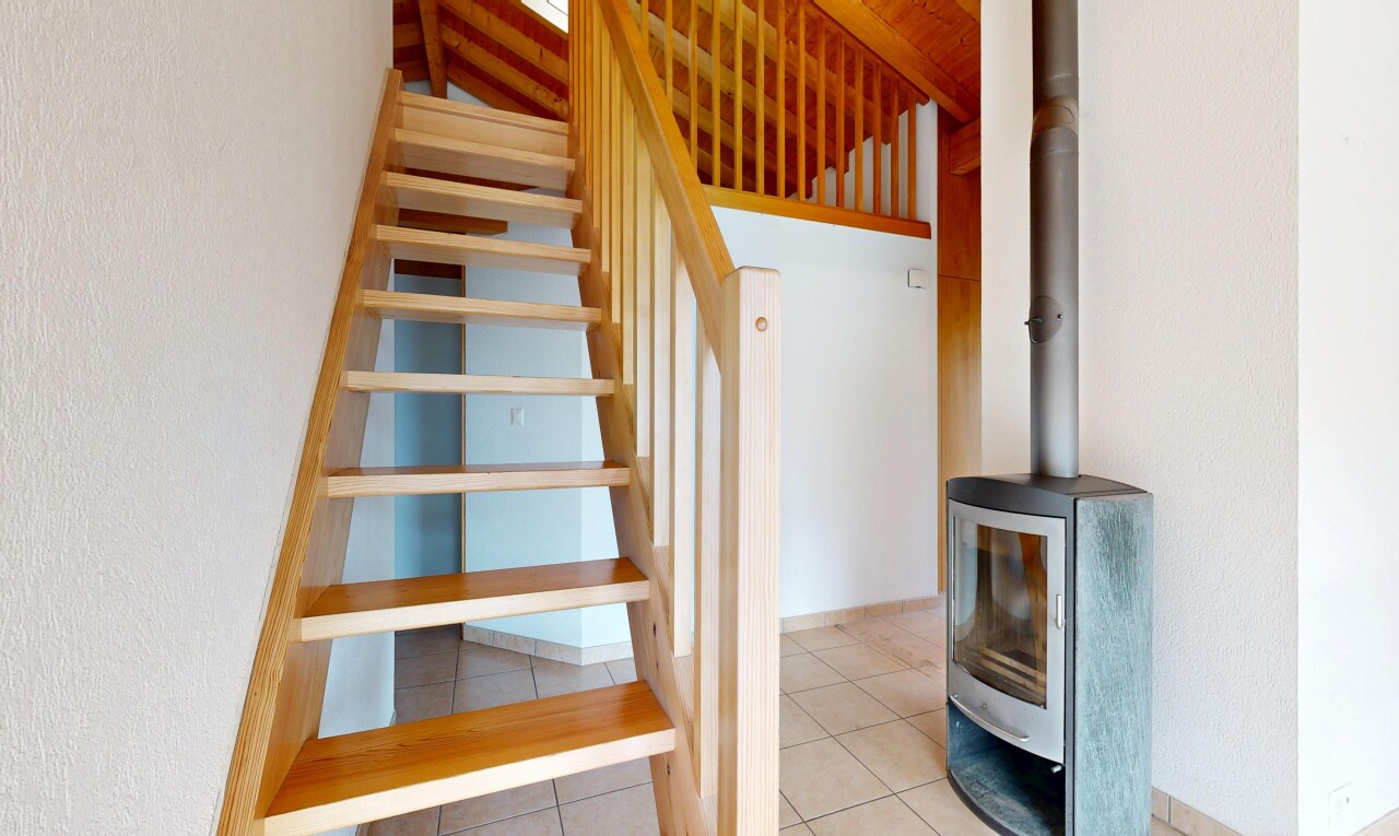 treppe mit inside property, fliesenboden, tile floor, und holzofen