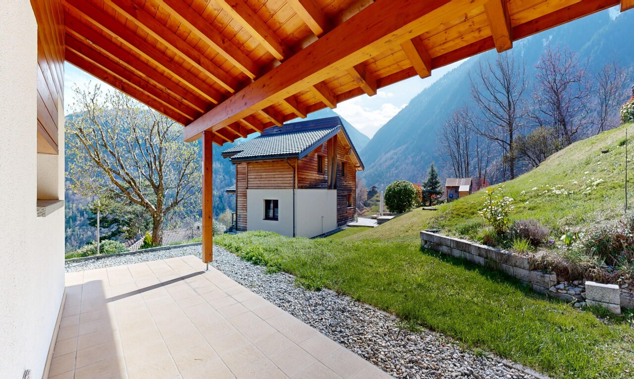 außenansicht mit rasen, terrasse, day time, blick auf die berge, und mountain view