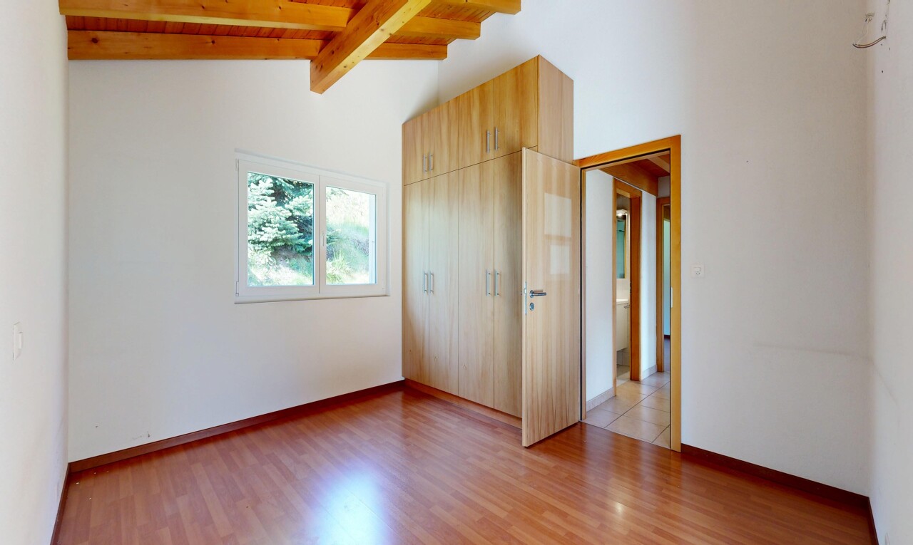 leerer raum mit balkendecke, beamed ceiling, inside property, gipskartonwand, und drywall
