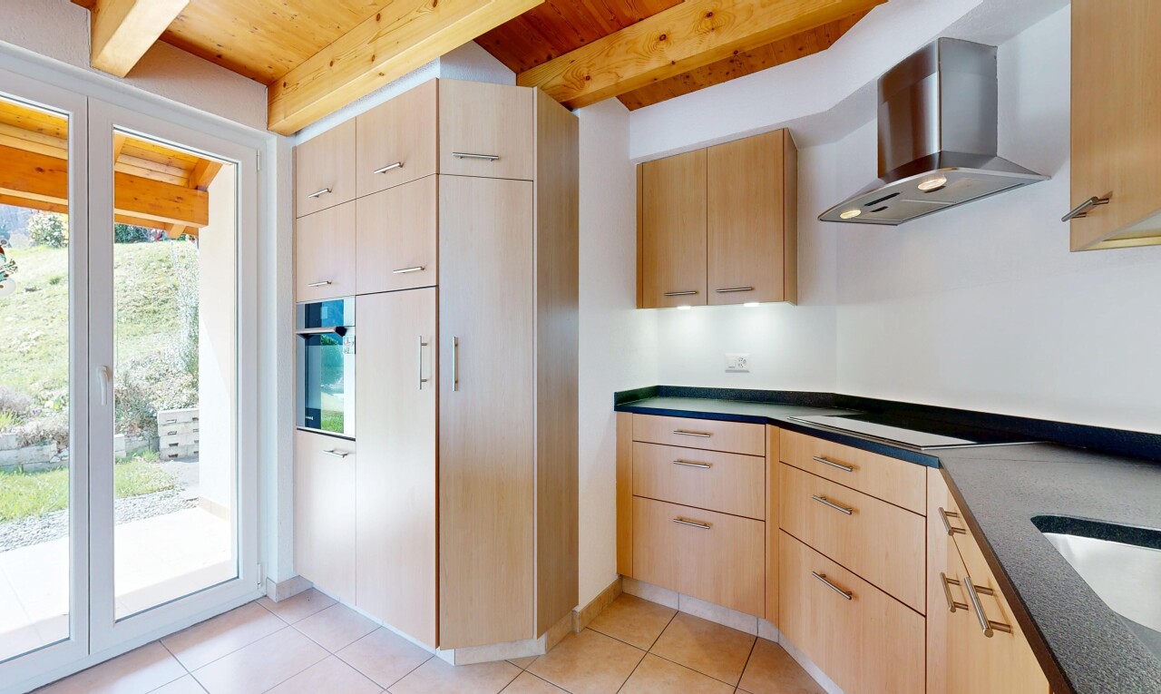 küche mit light brown cabinets, hellbraune schränke, dunstabzugshaube, dark countertops, und arbeitsplatten