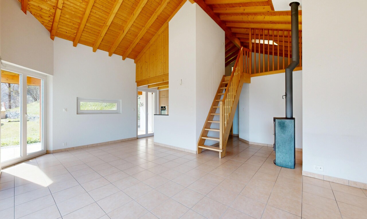leerer raum mit hohe decke, high ceiling, dachschräge, vaulted ceiling, und holzdecke