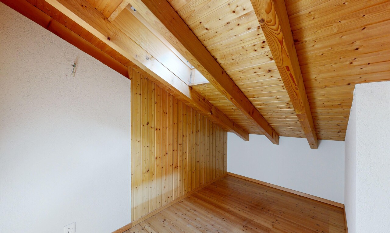 leerer raum mit inside property, holzfußboden, wood finish floor, balkendecke, und beamed ceiling