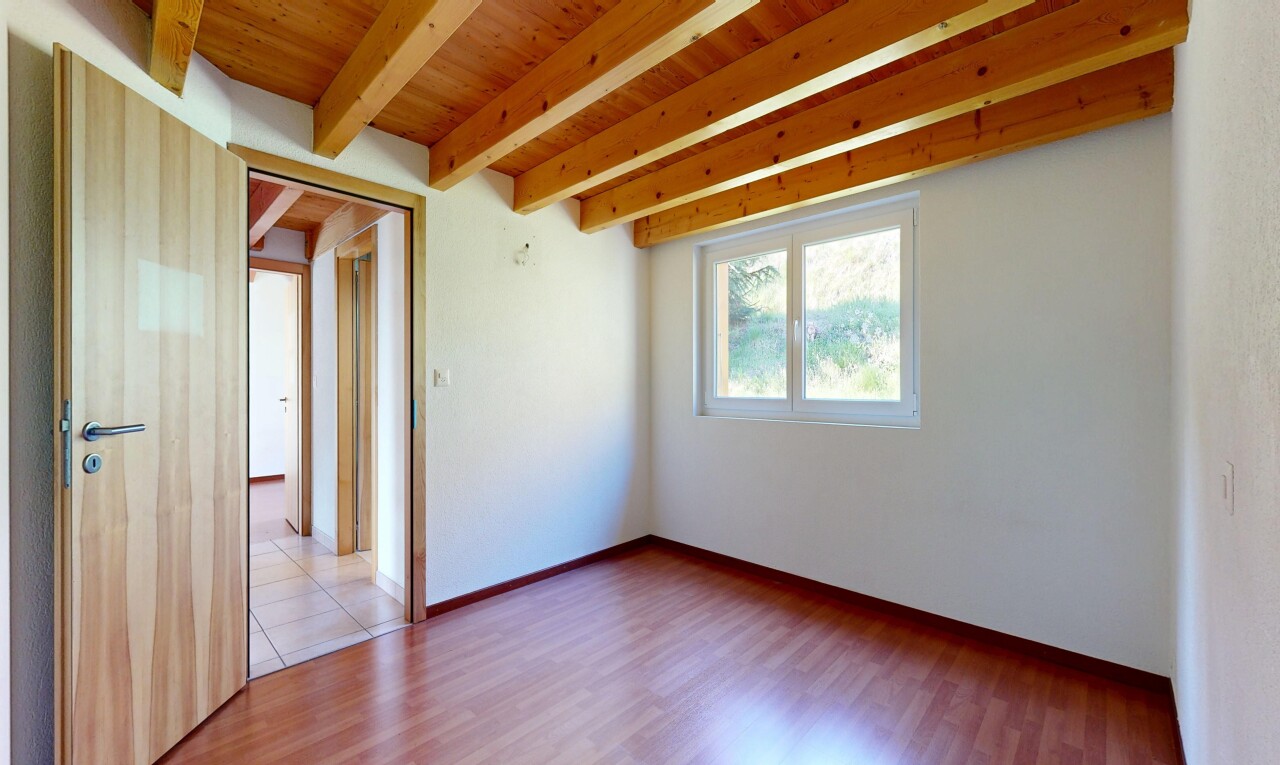 leerer raum mit natural light, natürliches licht, beamed ceiling, balkendecke, und inside property