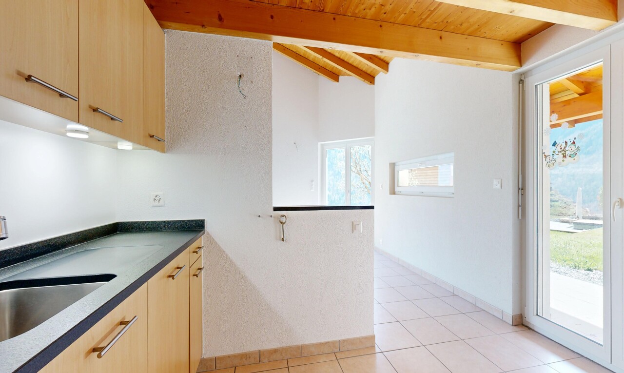 küche mit light brown cabinets, hellbraune schränke, dark countertops, light floor, und inside property