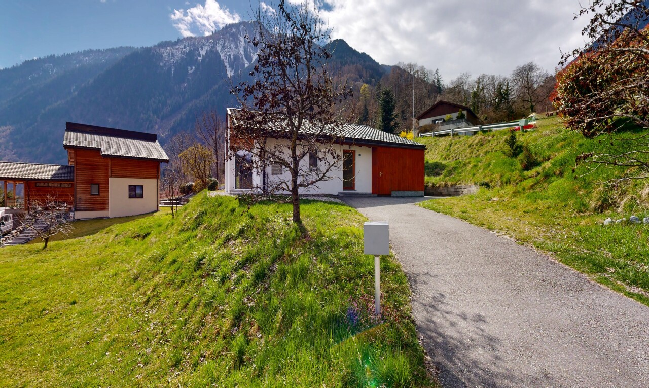 außenansicht mit mountain view, blick auf die berge, rasen, property visible, und horizontale verkleidung