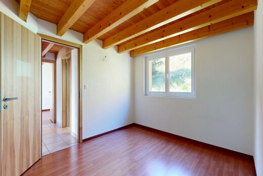 pièce vide avec natural light, lumière naturelle, beamed ceiling, plafond à poutres, et inside property