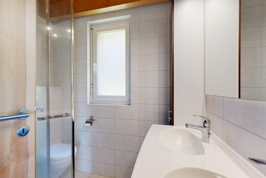 salle de bains avec salle de bain complète, miroir, double vasque, douche, et tile wall