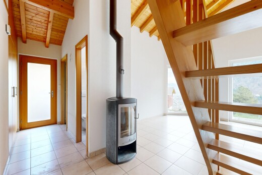 couloir avec inside property, light floor, drywall, cloison sèche, et natural light