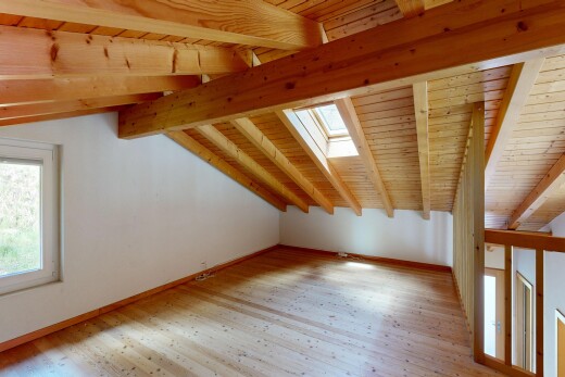 pièce vide avec plafond en bois, wood ceiling, plafond voûté, vaulted ceiling, et sol en finition bois