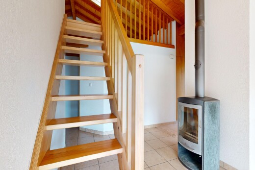 escaliers avec inside property, sol en carrelage, tile floor, et poêle à bois