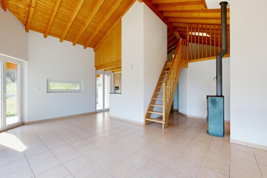 pièce vide avec plafond haut, high ceiling, plafond voûté, vaulted ceiling, et plafond en bois