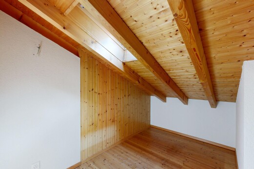 pièce vide avec inside property, sol en finition bois, wood finish floor, plafond à poutres, et beamed ceiling
