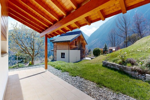 façade avec pelouse, terrasse, day time, vue sur la montagne, et mountain view