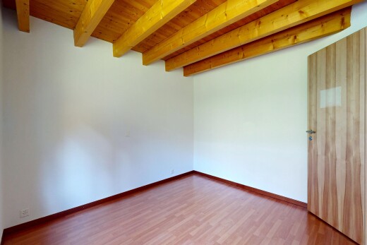 pièce vide avec inside property, sol en finition bois, wood finish floor, plafond à poutres, et beamed ceiling