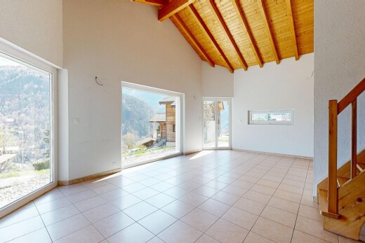 pièce vide avec plafond haut, high ceiling, inside property, escaliers, et plafond voûté