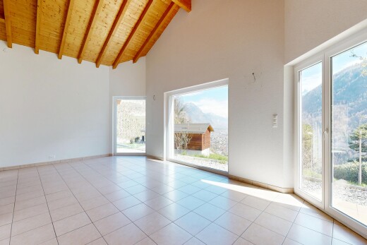 pièce vide avec day time, plafond haut, high ceiling, inside property, et lumière naturelle